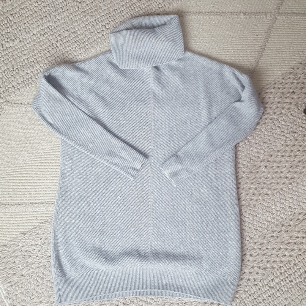 Turtle neck gray vince sweater